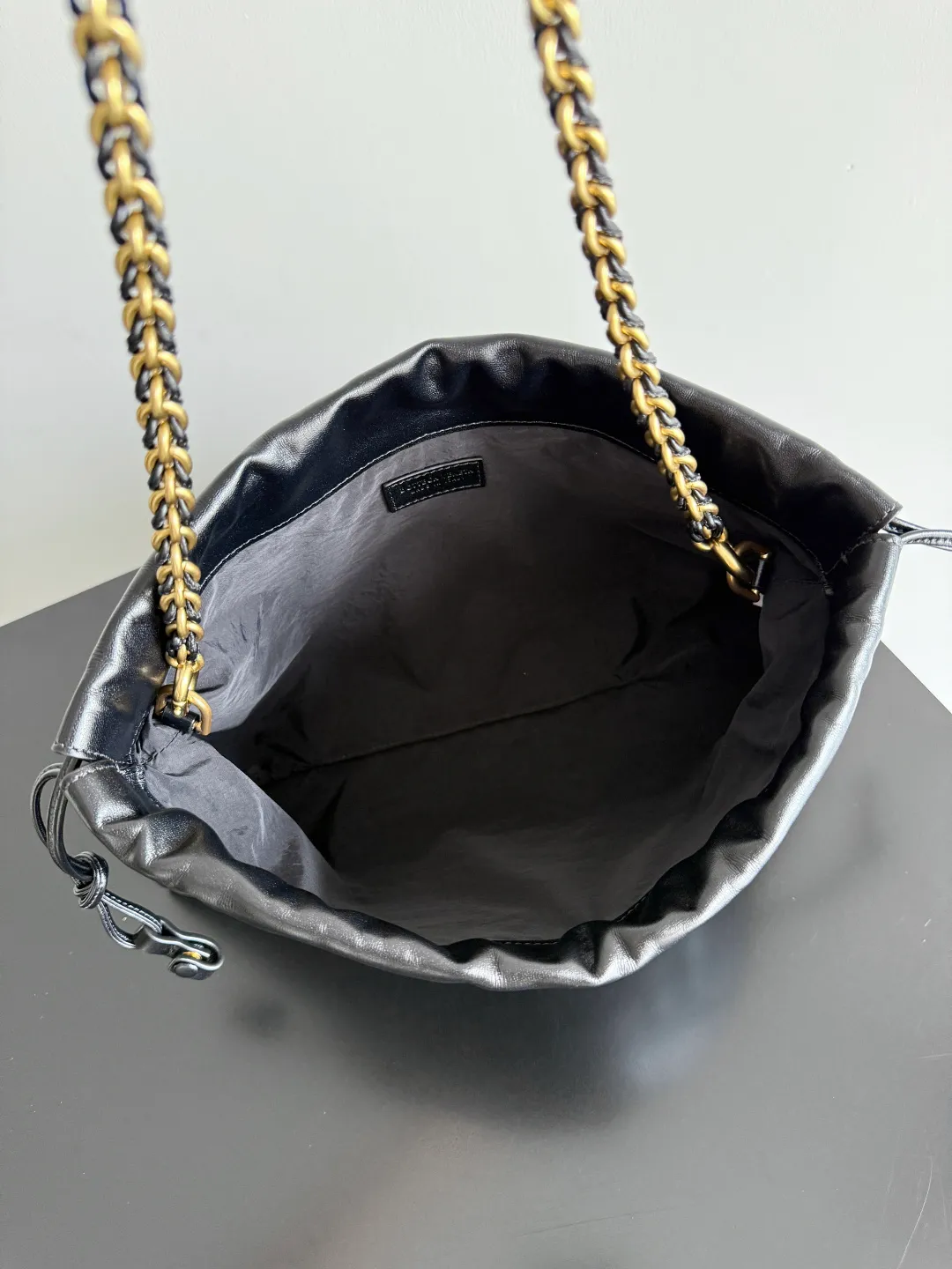Batch 1680 BOTTEGA VENETA 2025 new women's Dustbag Notte clutch. Dustbag, which has been very popular since its launch, has a chain clause! ! The hand-carrying method is reminiscent of the classic bag type Pouch , light and elegant, the reserved drawstring design allows the bag to be used as an armpit bag, and the chain is longer, which is very suitable for sisters who like to free their hands and carry cross-body backpacks. No matter which way you carry it, you can change the back according to the occasion and your mood that day. It can make the overall outfit more fashionable🪄🪄The body of the bag has also been widened. It is the rainy season and the weather is hot. The bag can easily accommodate a small umbrella and water bottle. The lining is made of nylon, which is light and comfortable to carry, and is very suitable for summer use. Style number: 839394 Size: 33*19*8cm